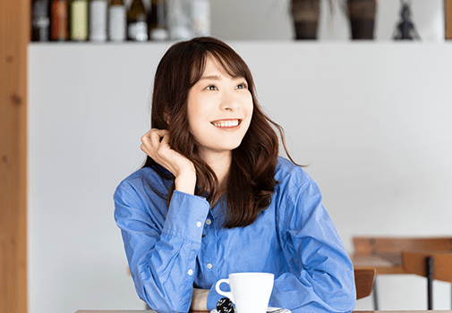 女性が笑顔の画像