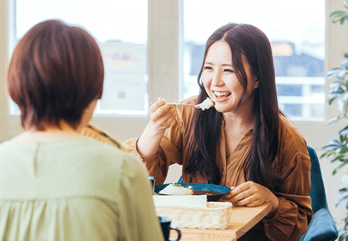 女性が笑顔の画像
