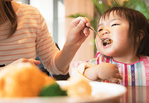 子供が笑顔の画像